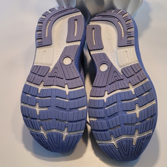 Brooks Ghost 16 Size 9 1/2 - Picture 6 of 12